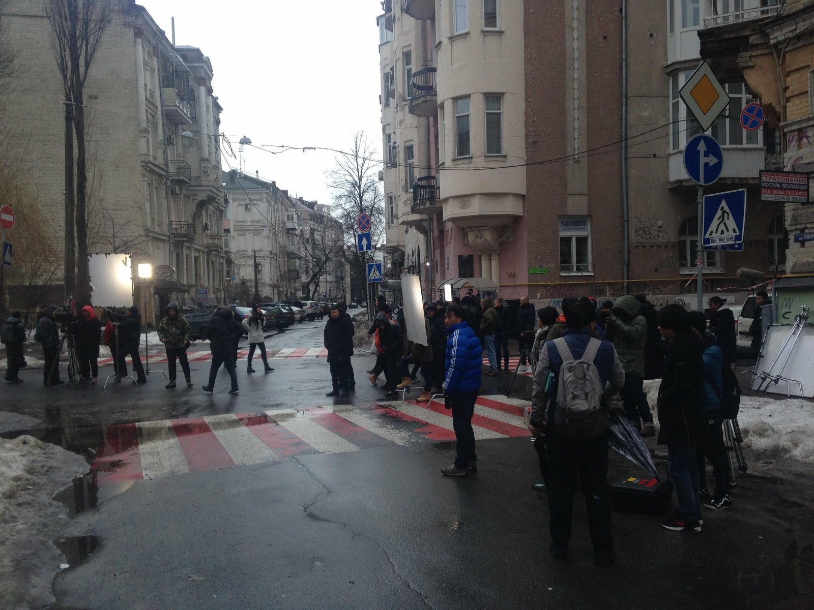 Из Китая для работы над сериалом прибыла группа в составе более 100 человек Из Китая для работы над сериалом прибыла группа в составе более 100 человек