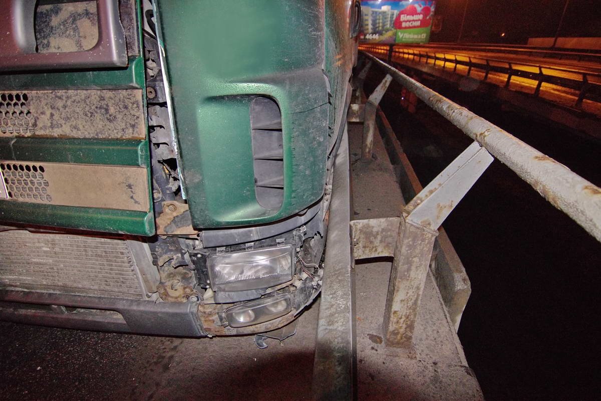 Пострадавшая фура чуть не вылетела с Южного моста Пострадавшая фура чуть не вылетела с Южного моста