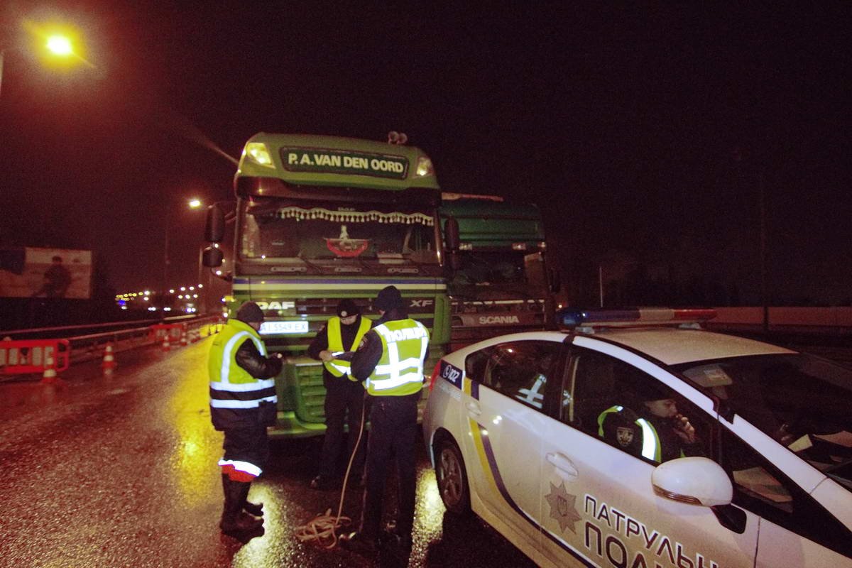 Полицейские снимают замеры и опрашивают водителей ДТП Полицейские снимают замеры и опрашивают водителей ДТП