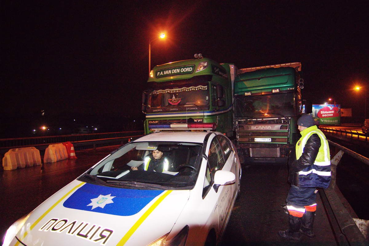 Движение по Южному мосту в сторону правого берега идет очень медленно, фуры заняли две крайние левые полосы Движение по Южному мосту в сторону правого берега идет очень медленно, фуры заняли две крайние левые полосы