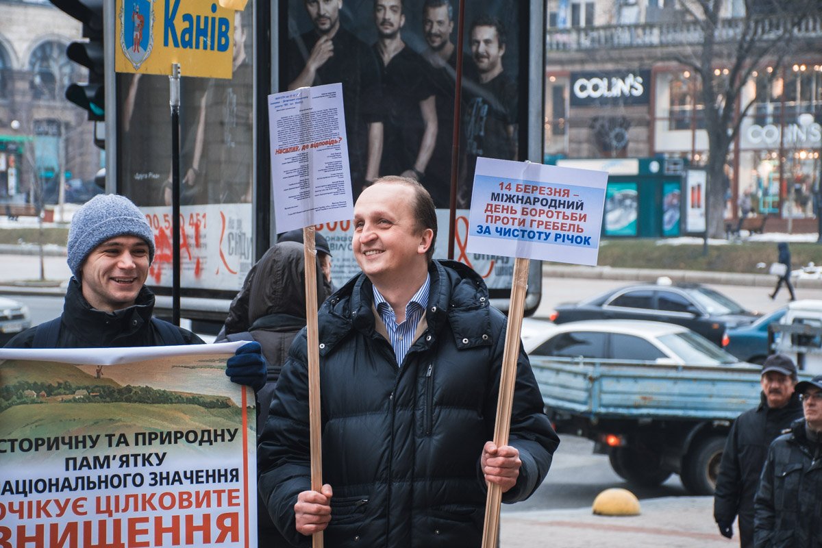 Акция протеста проходит в хорошем настроении