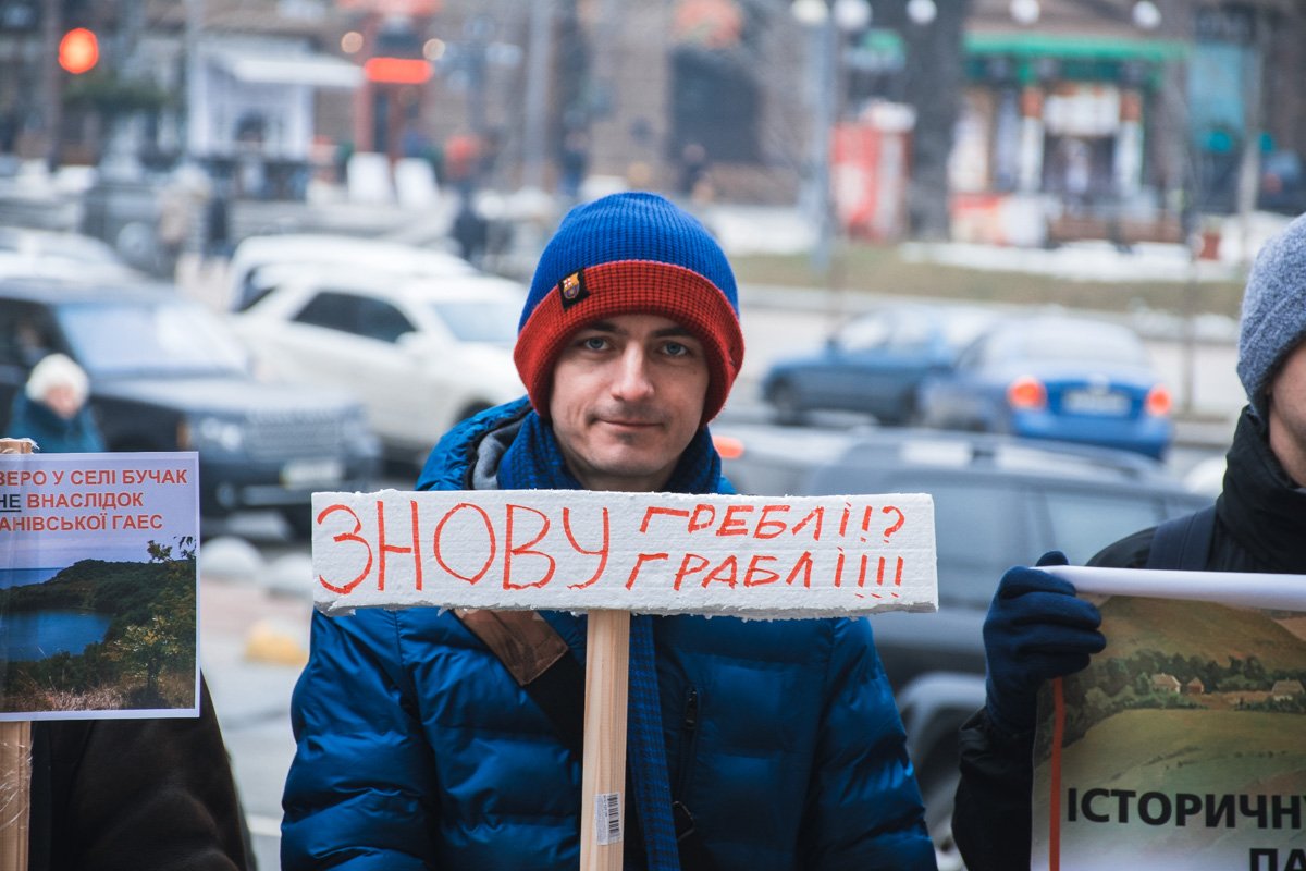 Активисты открыто показывают свое недовольство