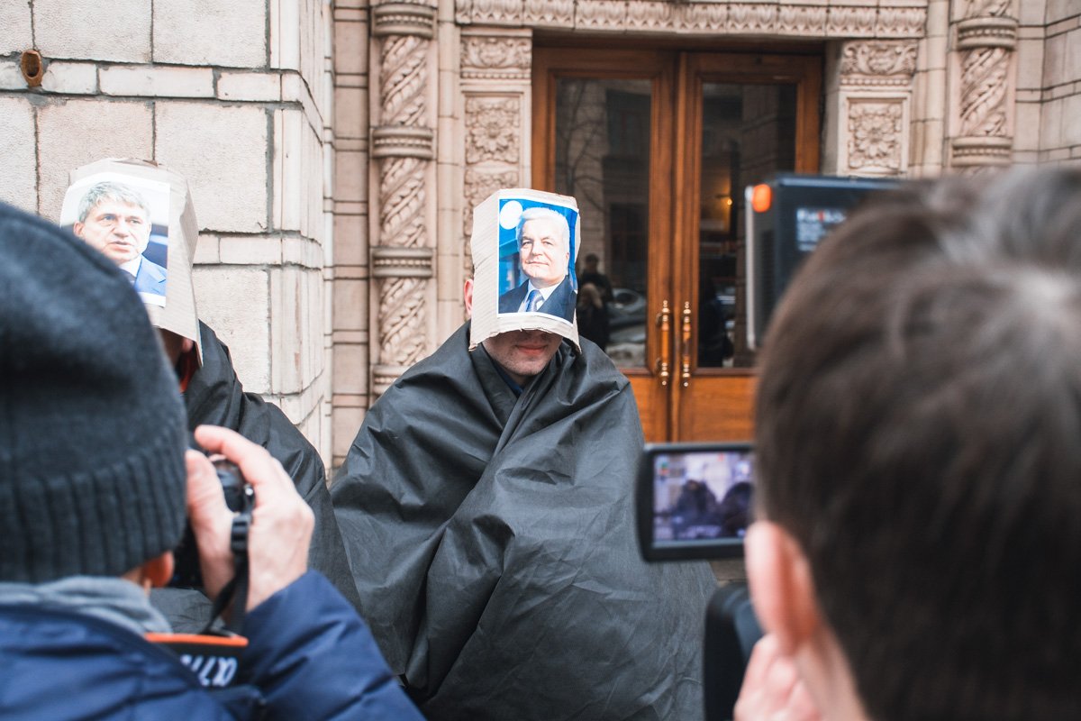 Людей с "лицами Министров" публично пристыдили за их работу