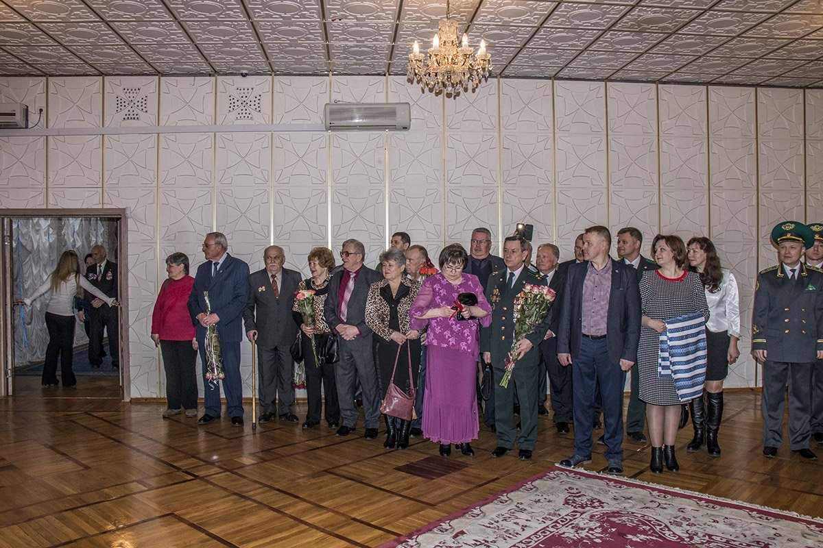 Поздравить пару пришли друзья и родственники Поздравить пару пришли друзья и родственники