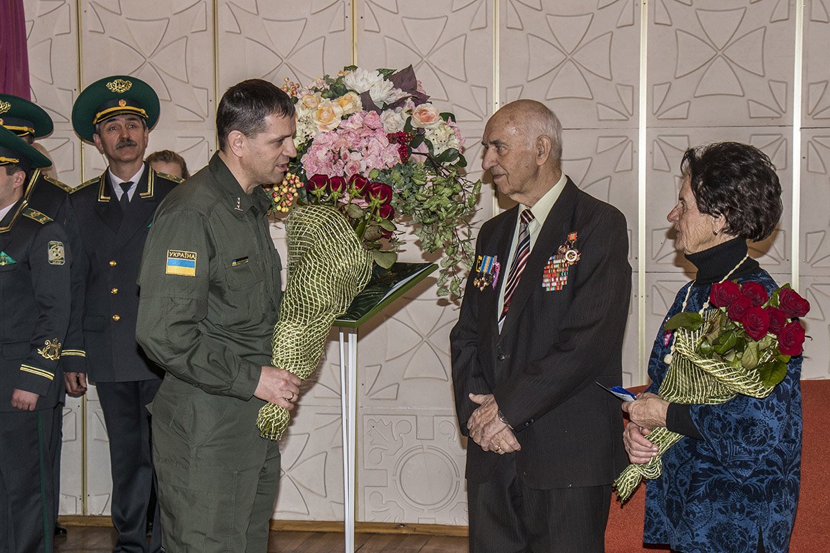 Супругам вручили много подарков и цветов Супругам вручили много подарков и цветов