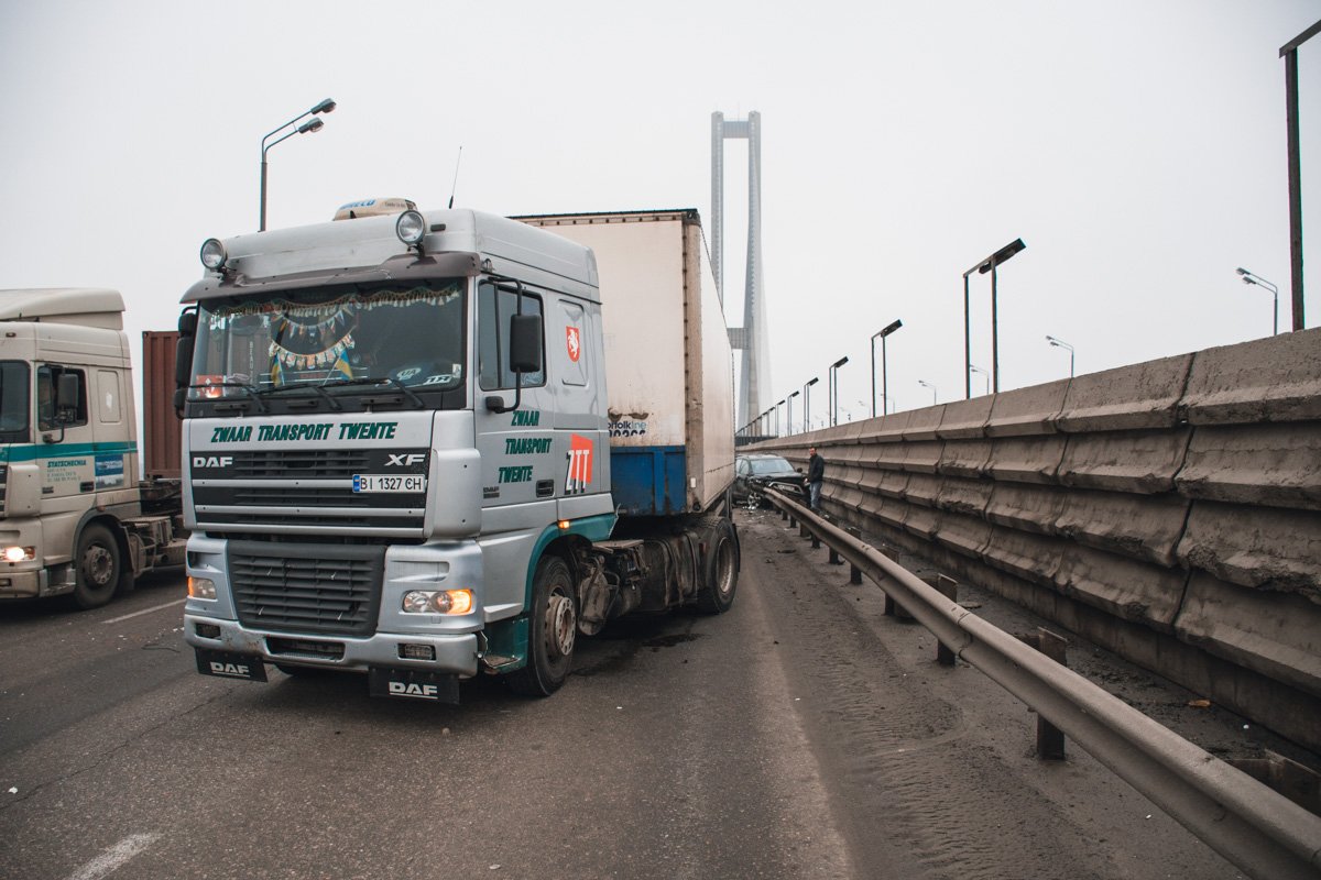 На Южном мосту столкнулись фура DAF и Toyota RAV4