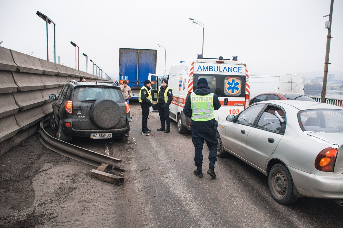 Водитель фуры задел прицепом Toyota RAV4
