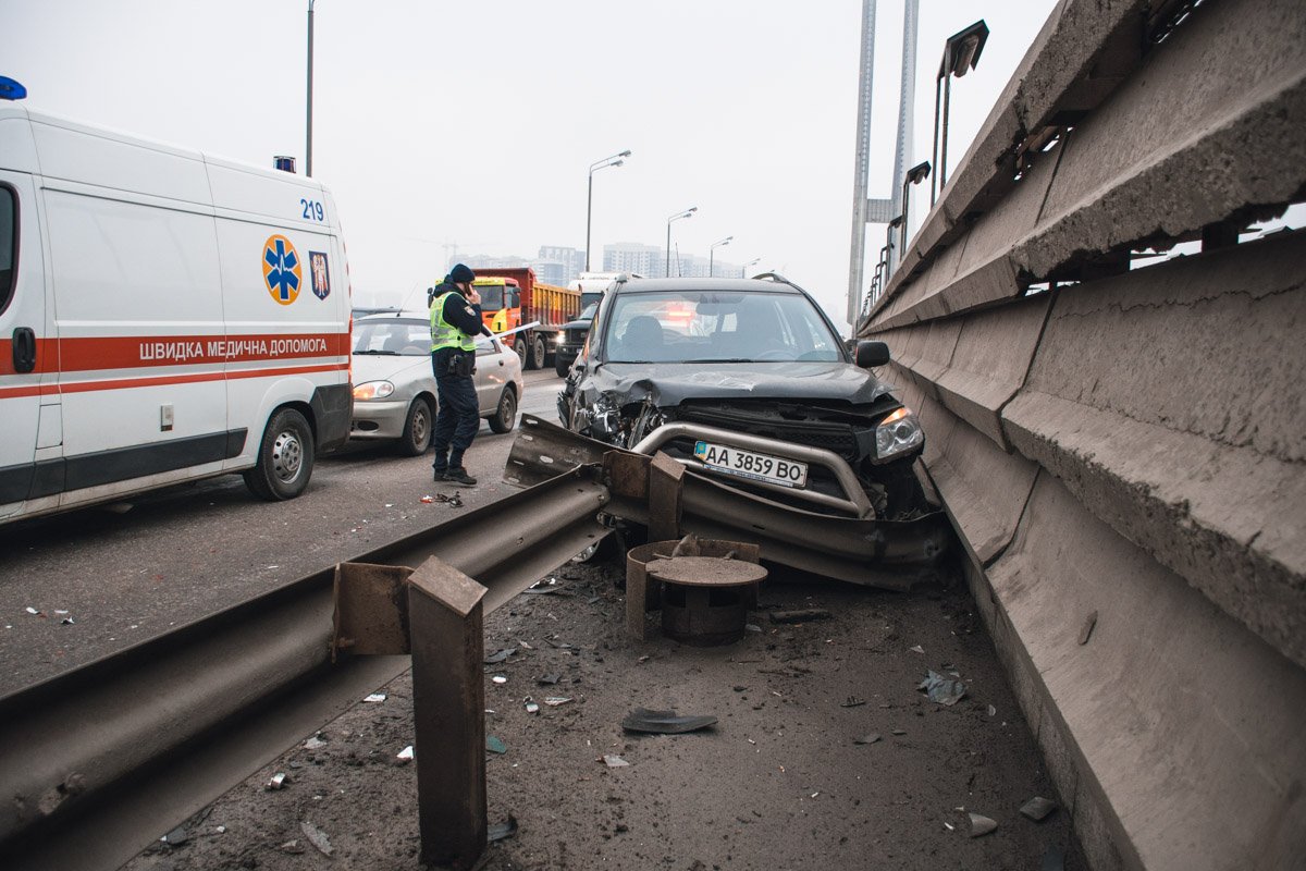 Кроссовер влетел в отбойник