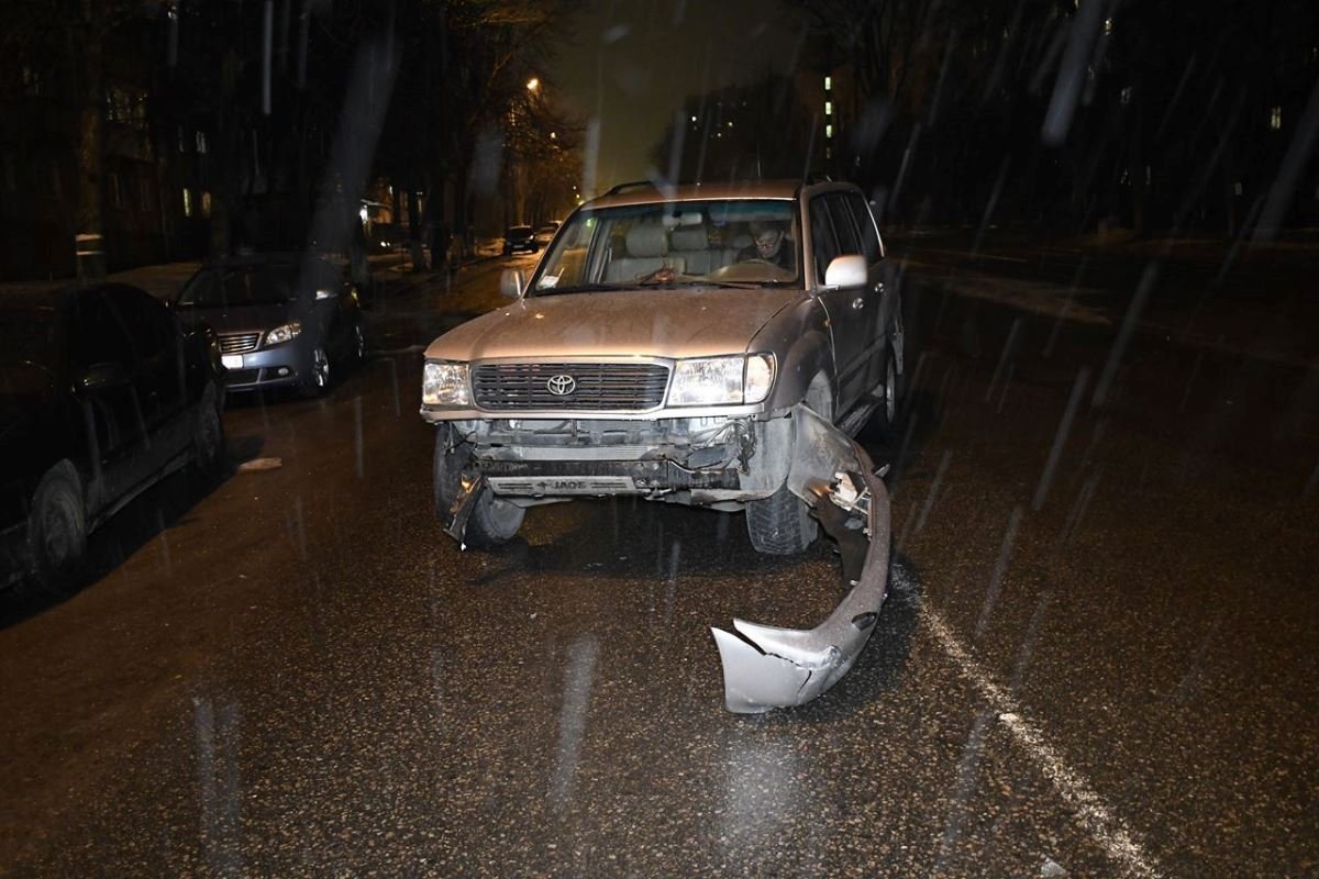 От удара у Land Cruiser отвалился передний бампер От удара у Land Cruiser отвалился передний бампер