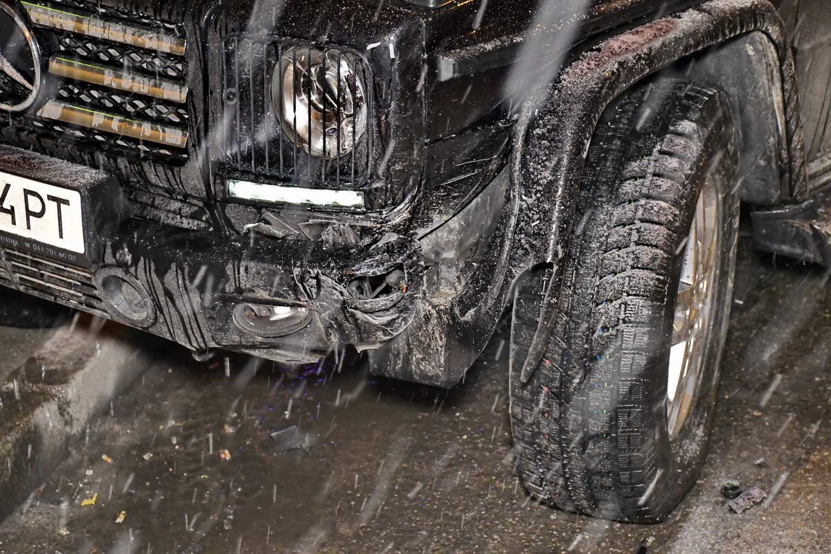 У "немца" небольшая вмятина на переднем бампере У "немца" небольшая вмятина на переднем бампере