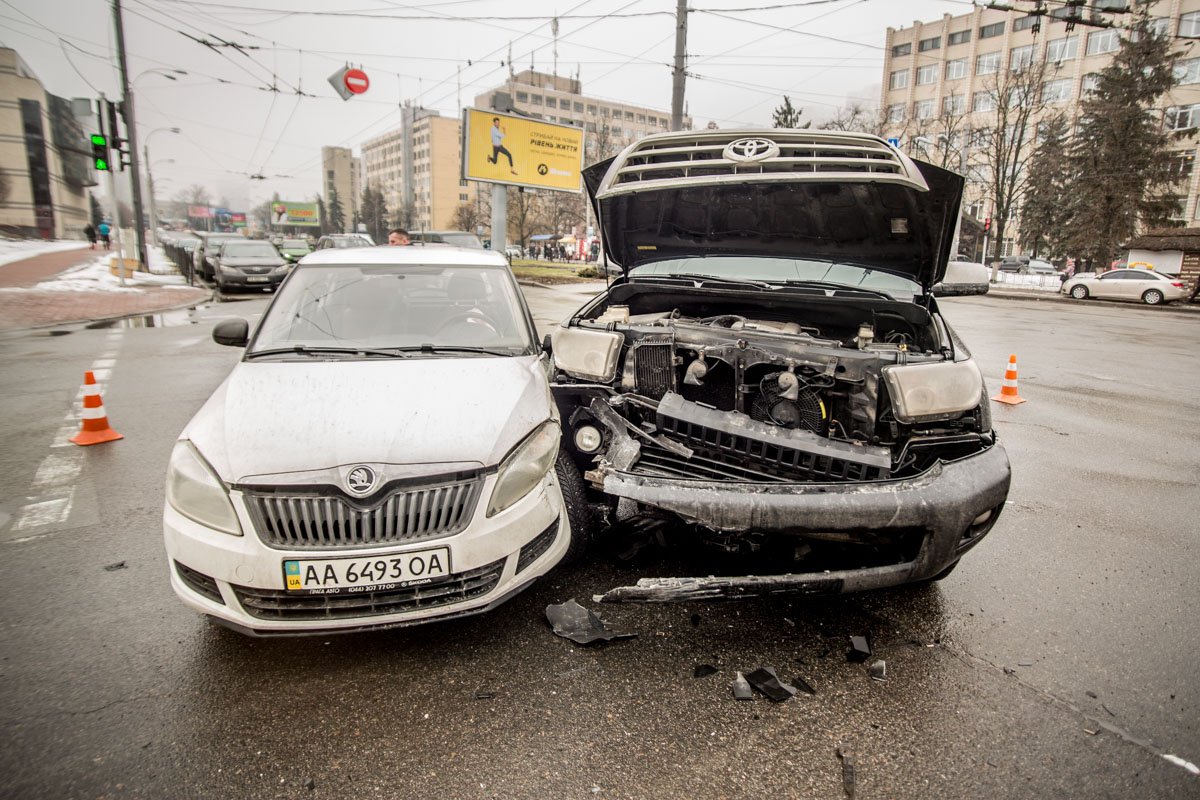 Водитель джипа попытался проехать на красный