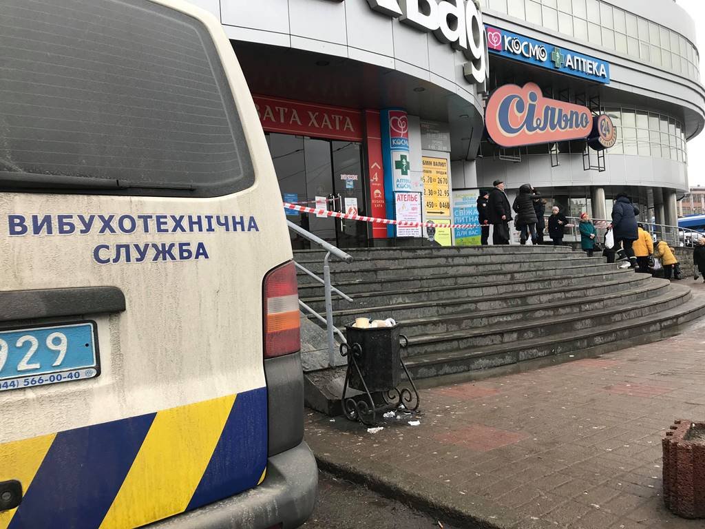 Всех посетителей и сотрудников ТЦ вывели на улицу Всех посетителей и сотрудников ТЦ вывели на улицу