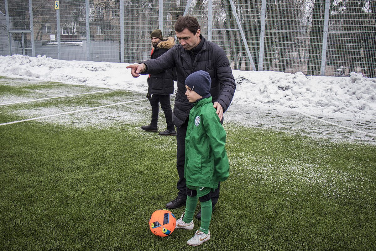 Владислав Ващук учит Назара пробивать по воротам Владислав Ващук учит Назара пробивать по воротам