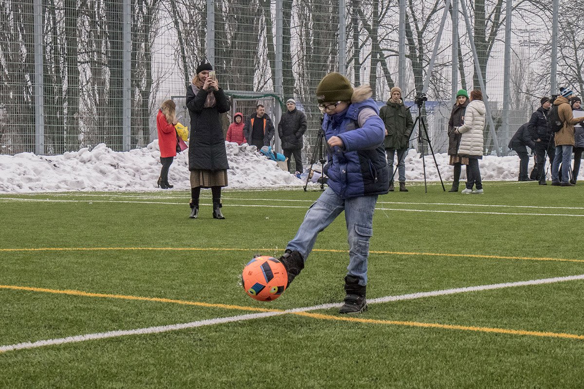 Мальчики показали, как умеют играть в футбол Мальчики показали, как умеют играть в футбол