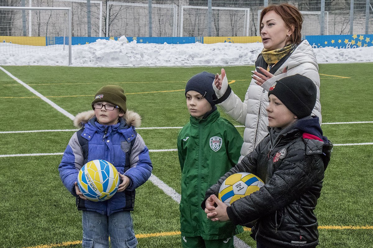 После тренировки маленьким футболистам подарили подарки После тренировки маленьким футболистам подарили подарки