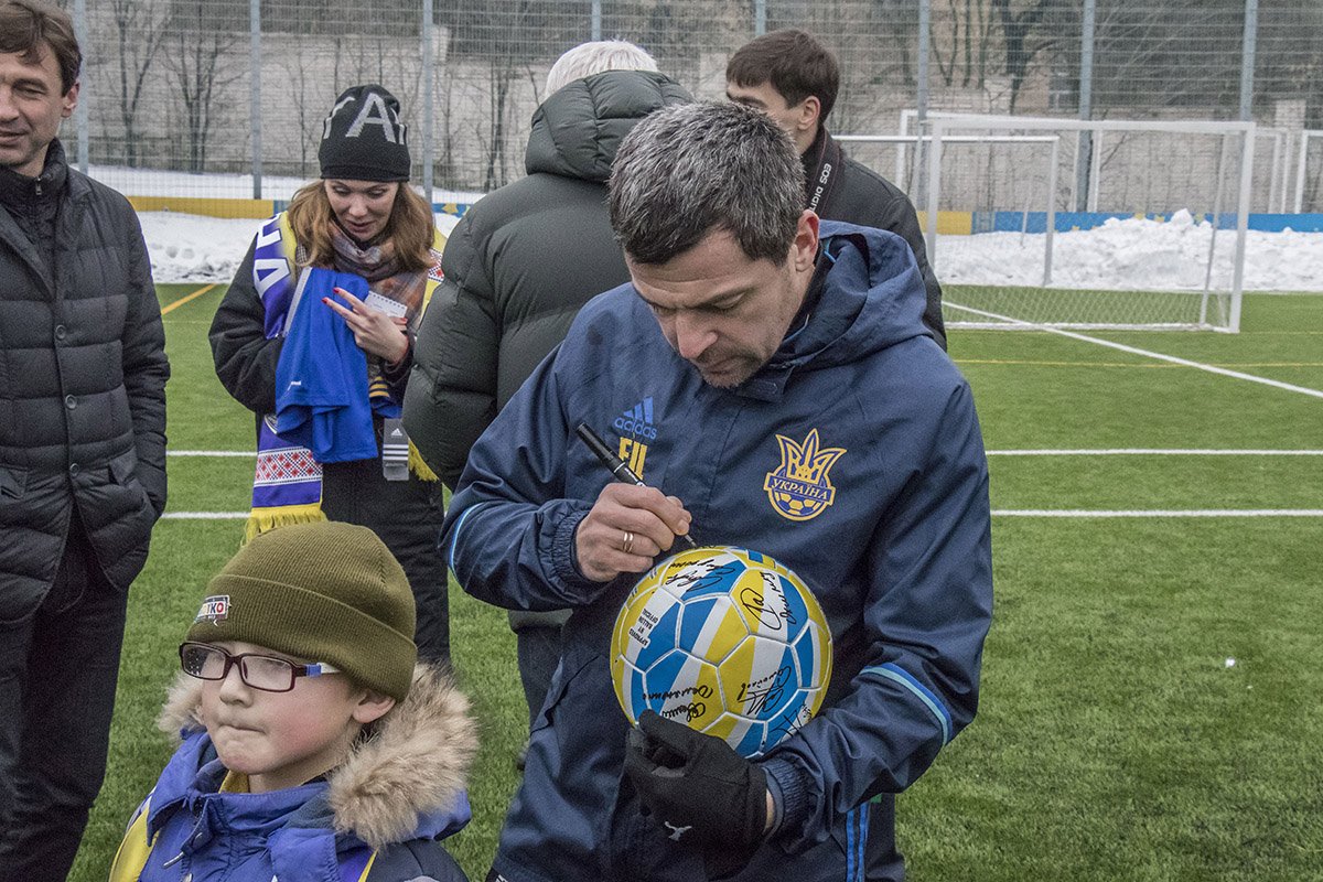 Все присутствующие футболисты на мячах оставили свой автограф Все присутствующие футболисты на мячах оставили свой автограф