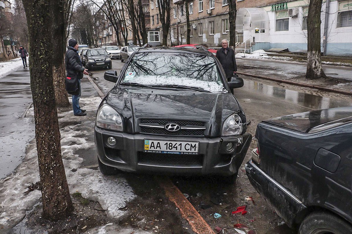 Hyundai Tucson и Mercedes s500 были припаркованы на обочине Hyundai Tucson и Mercedes s500 были припаркованы на обочине
