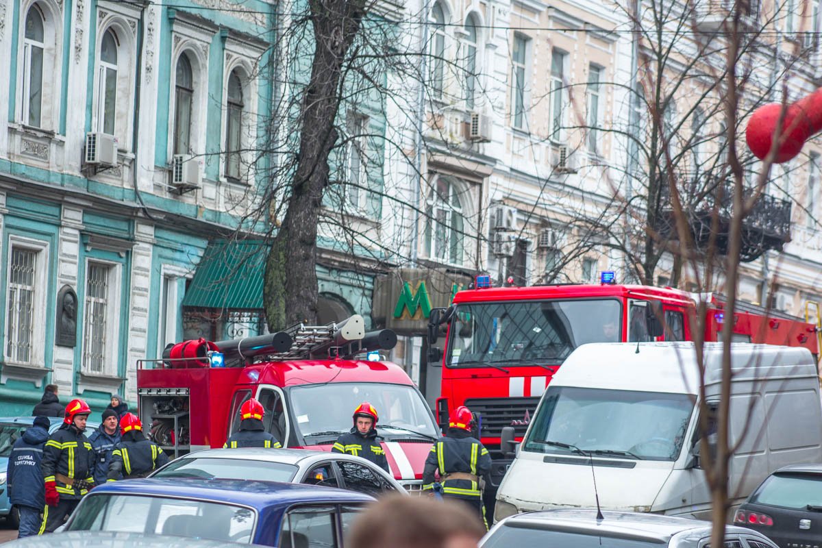 На место происшествия приехали полиция, Скорая и 4 машины ГСЧС На место происшествия приехали полиция, Скорая и 4 машины ГСЧС