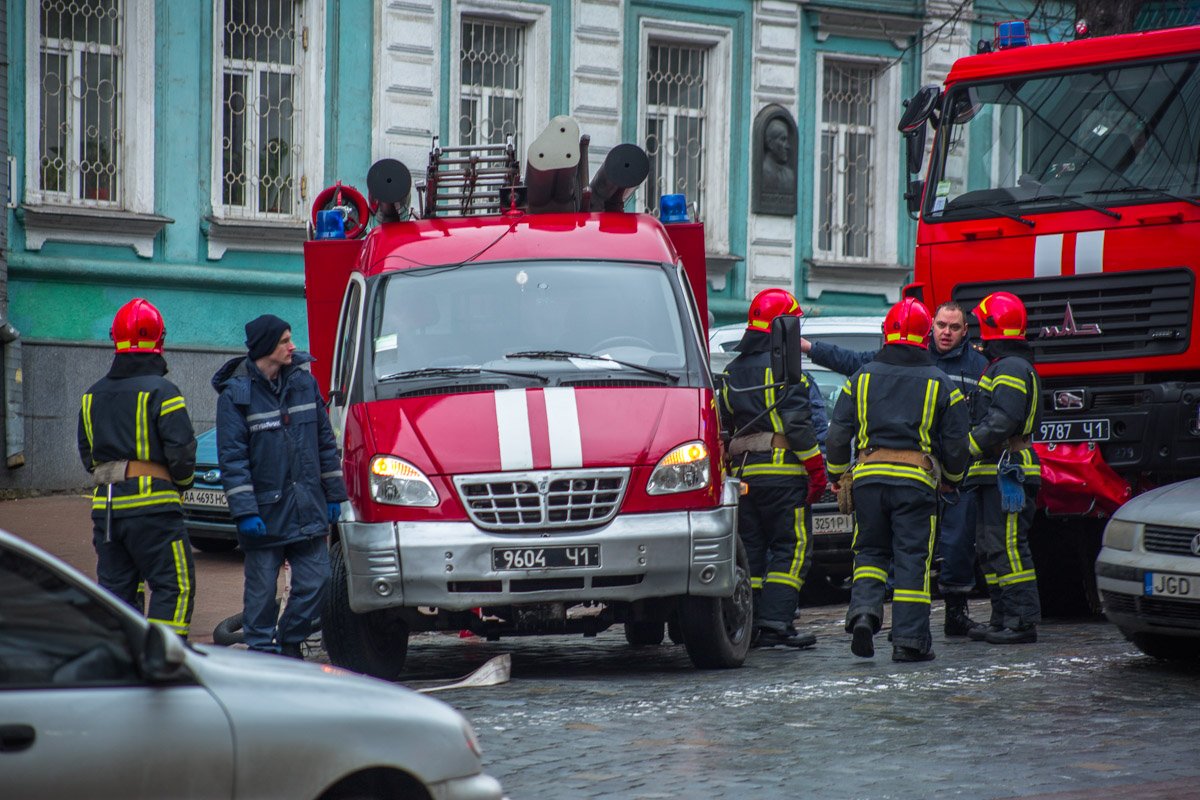 Загорелся утеплитель на уровне 8 этажа между двумя зданиями Загорелся утеплитель на уровне 8 этажа между двумя зданиями