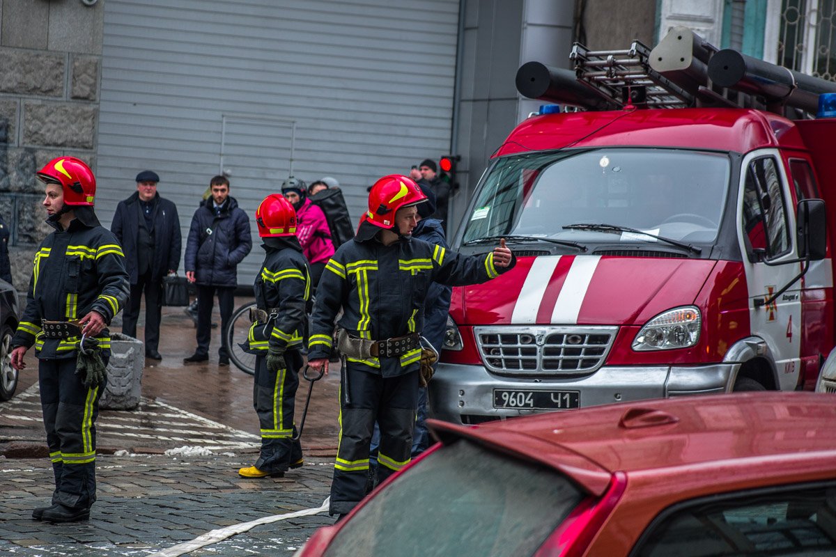 В 15:36 пожар локализован на площади 20 квадратов В 15:36 пожар локализован на площади 20 квадратов