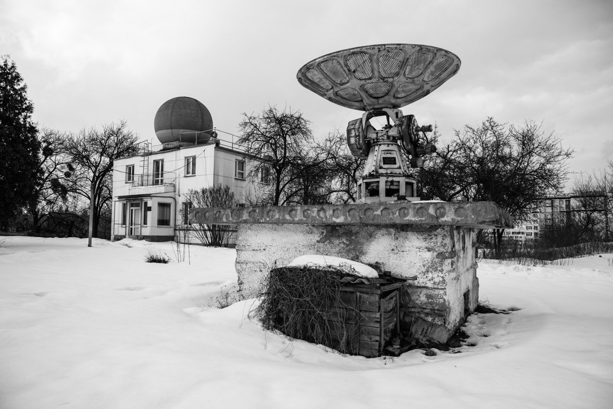 У подножия горы путника встречают антенны геофизической обсерватории