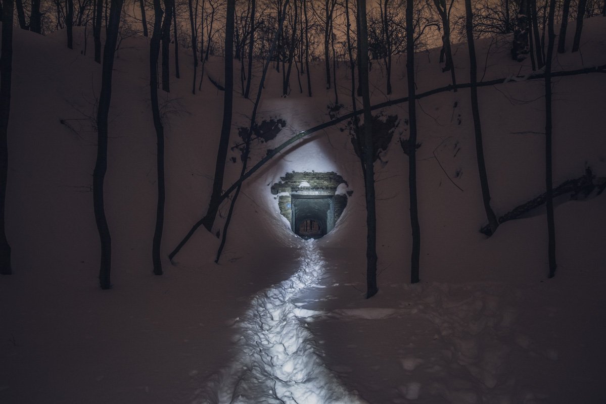 Тоннель так и манит войти в него