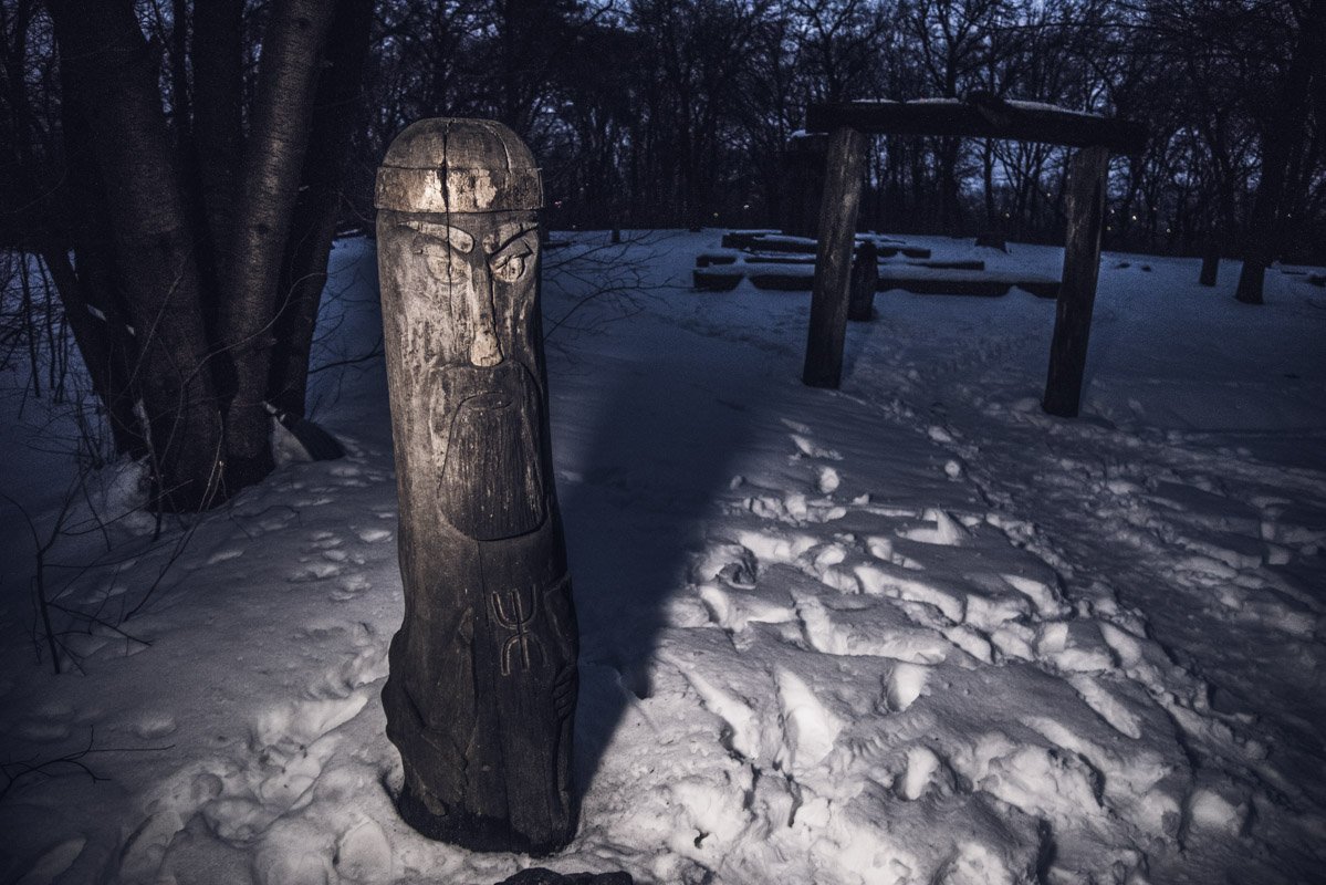 Хранитель капища ждет нашу плату за вход
