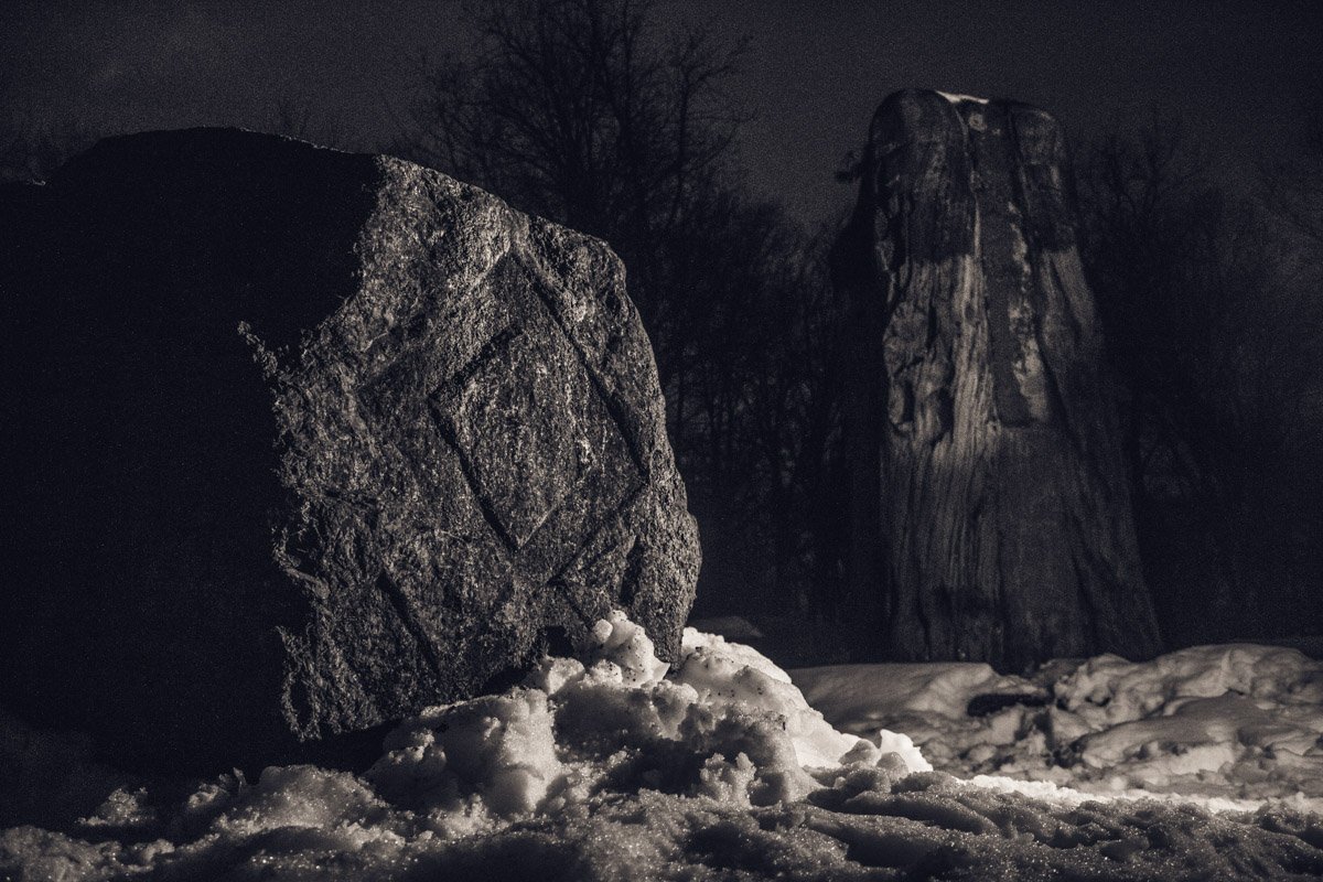 Алтарь бережно расчищен от снега и ждет нового ритуала