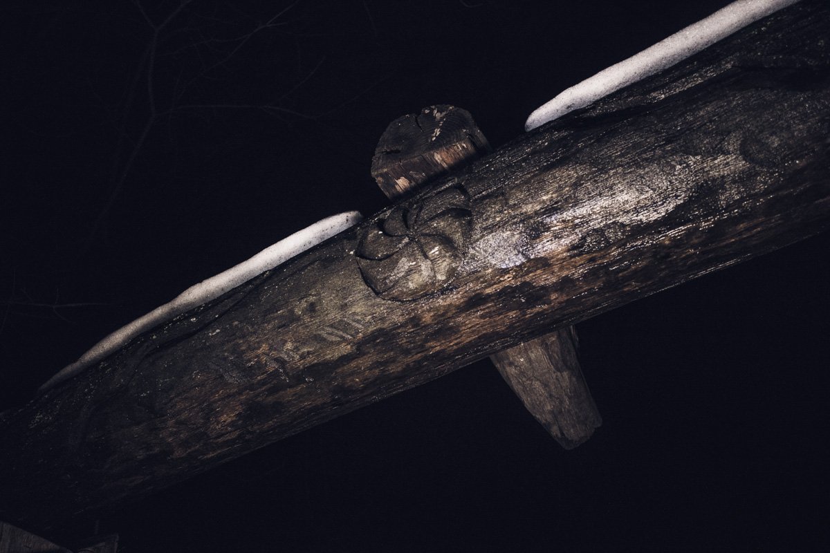 Солярный символ провожает идущего у выхода