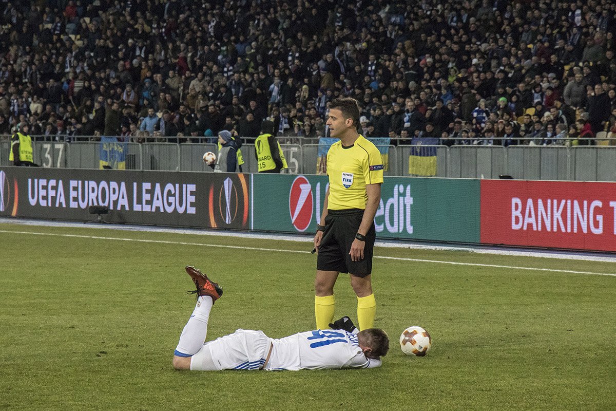 Артема Беседина соперник сильно ударил по ноге, но , к счастью, обошлось без травм Артема Беседина соперник сильно ударил по ноге, но , к счастью, обошлось без травм