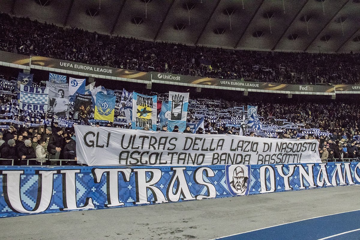 В ответ на флаг Новориссии от итальянцев в Риме, ультрас "Динамо" вывесили оскорбительный баннер В ответ на флаг Новориссии от итальянцев в Риме, ультрас "Динамо" вывесили оскорбительный баннер