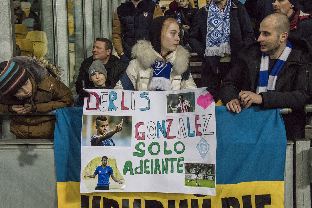 Гонсалесу фанаты принесли плакаты Гонсалесу фанаты принесли плакаты