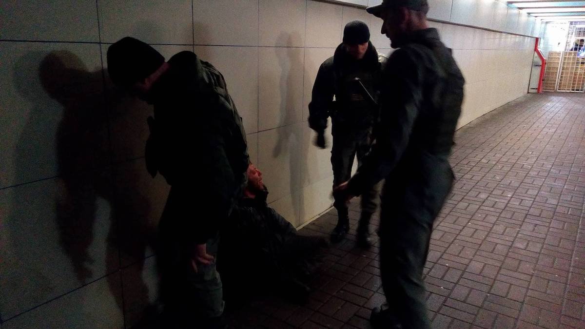 В переходе возле станции НАУ задержали мужчину