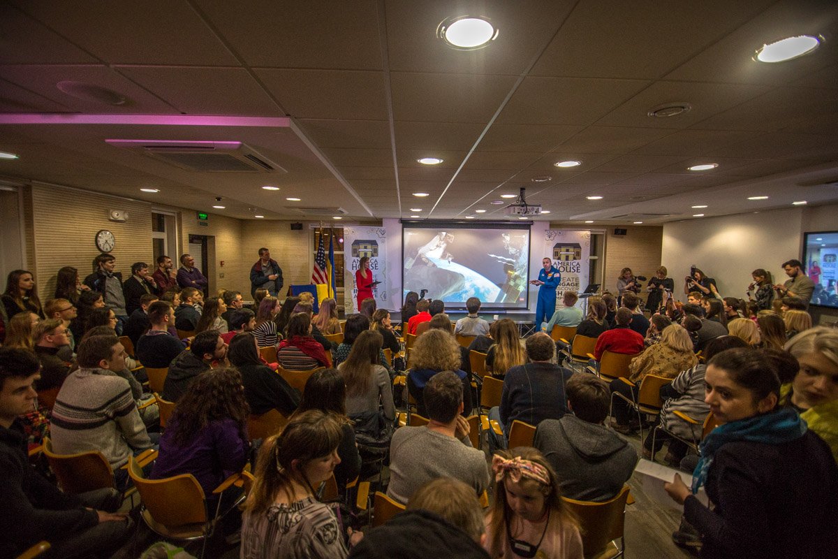 На встречу собралось коло 250 человек