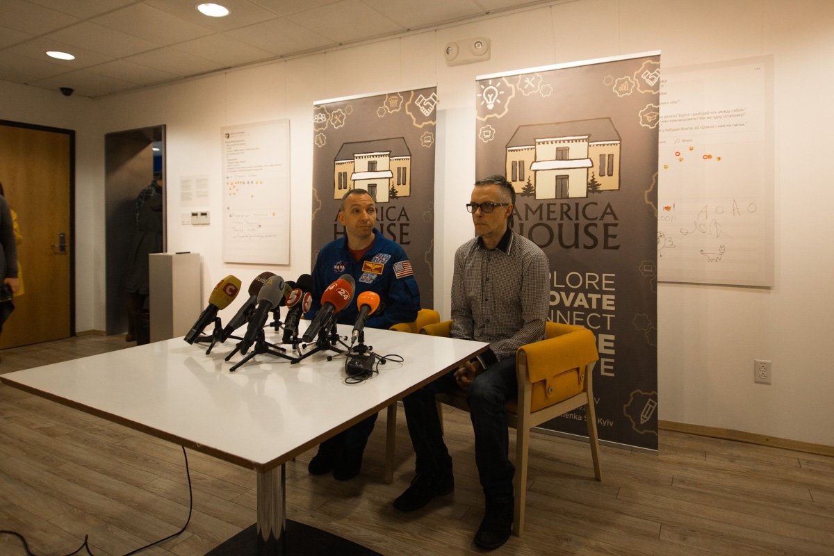 Чтобы общаться было удобнее - работал переводчик