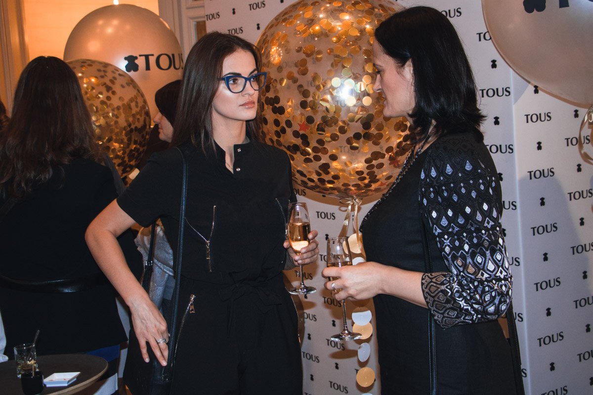 Вечер начался с фуршета