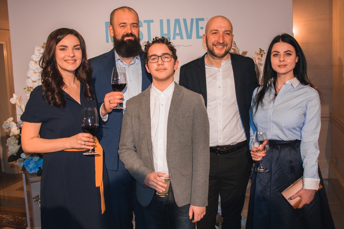 Денис Блощинский с женой и друзьями 