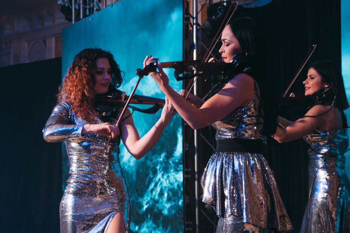 Украшением вечера стали скрипачки 