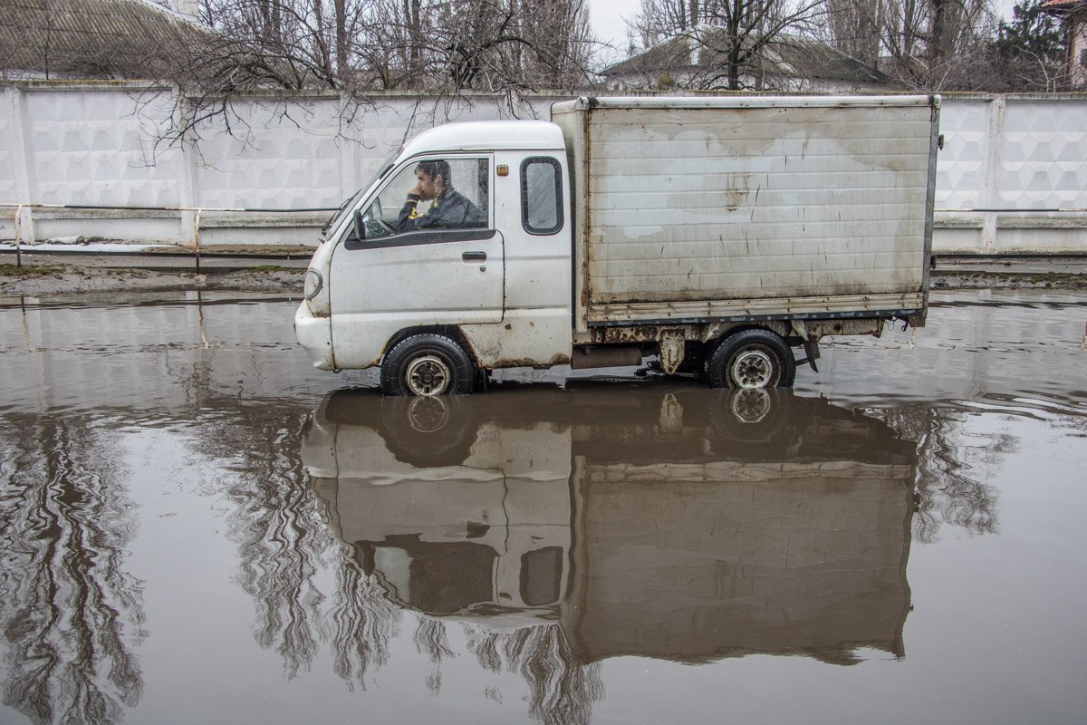 Автомобили пытаются проехать