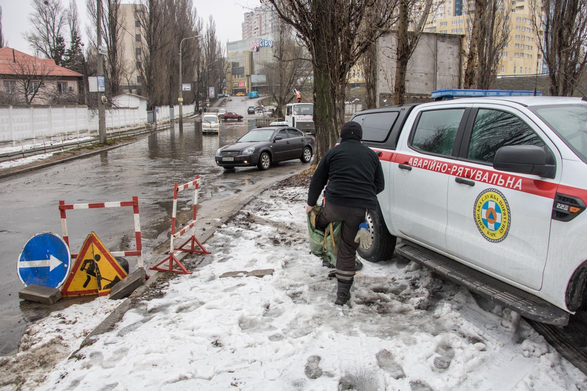 На месте работают спасатели