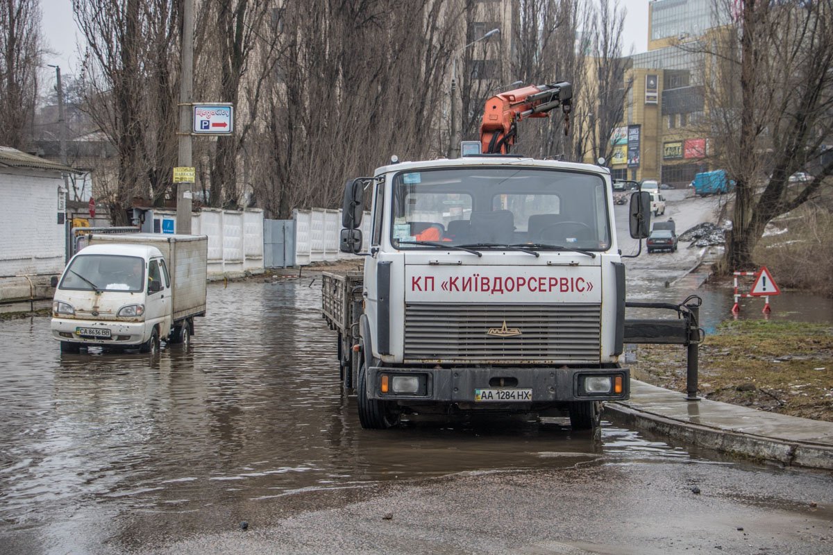 Дорога частично перекрыта