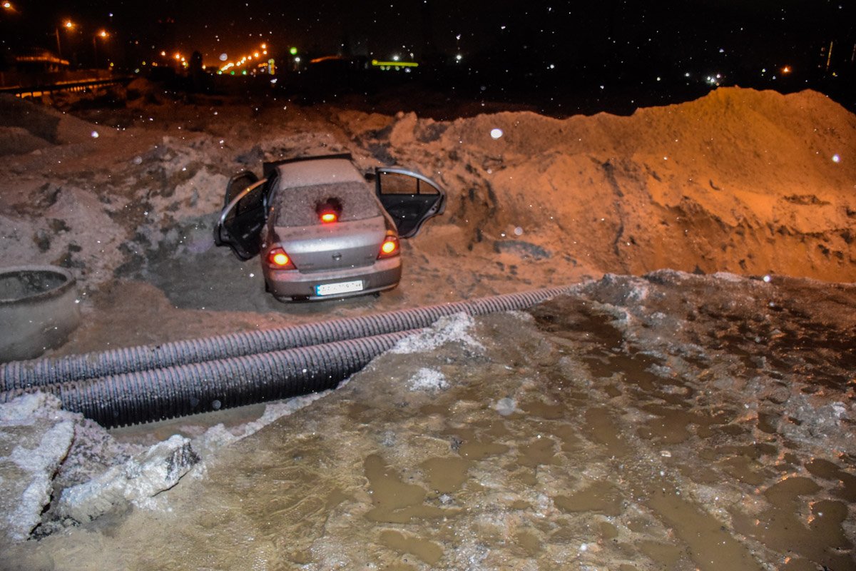 Nissan вылетел в строительный котлован