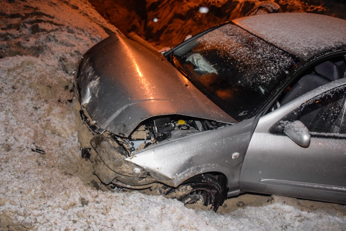 Смят весь перед автомобиля, песок смягчил удар