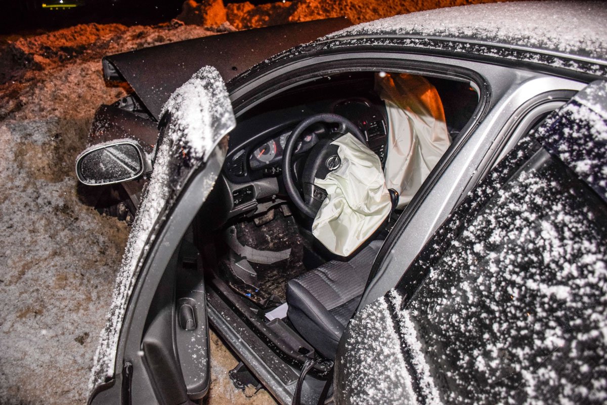 Сработали подушки безопасности, водитель сломал ногу