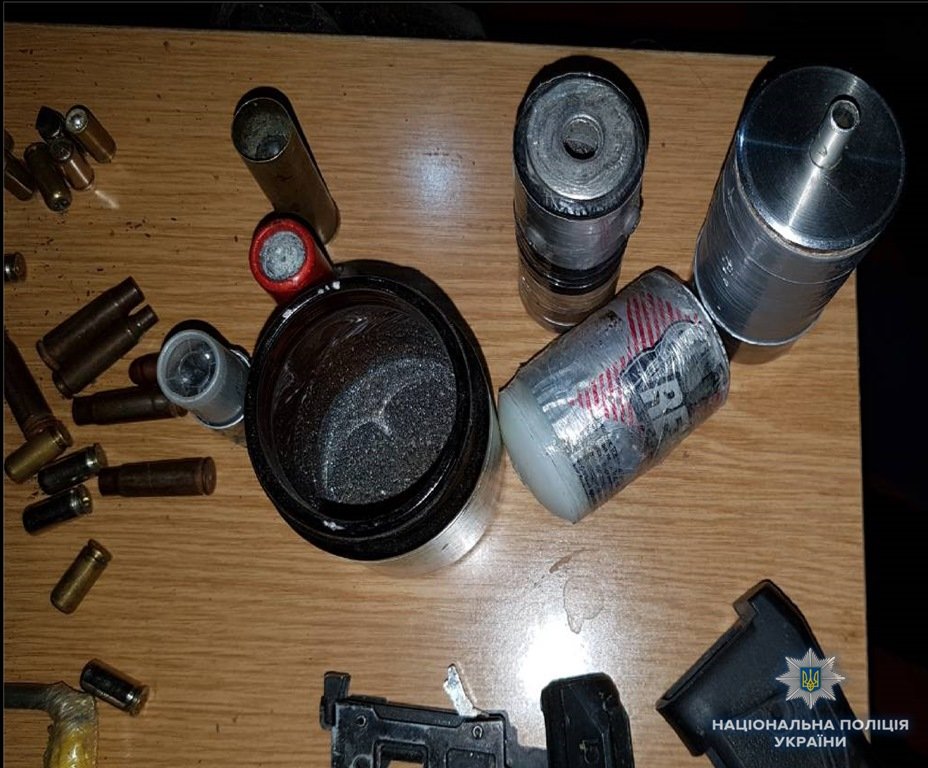 Мужчине грозит срок также за незаконное обращение с оружием, боевыми или взрывчатыми веществами