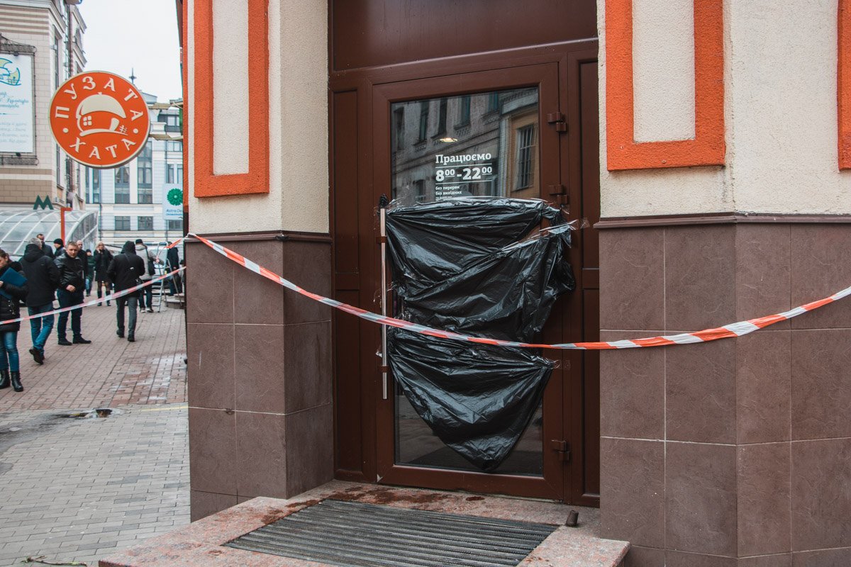 На входе в заведении лужа крови. Подробностей происшествия пока нет.