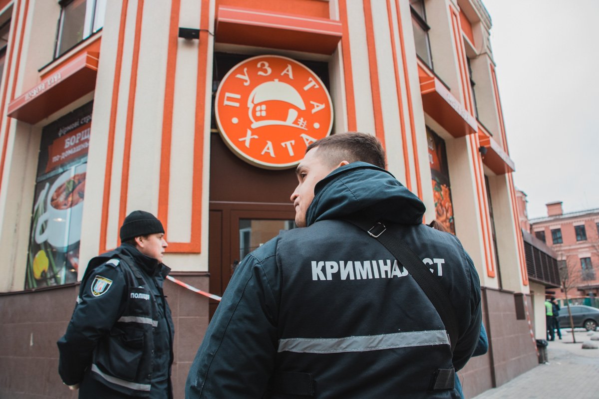 На месте убийства работают криминалисты 