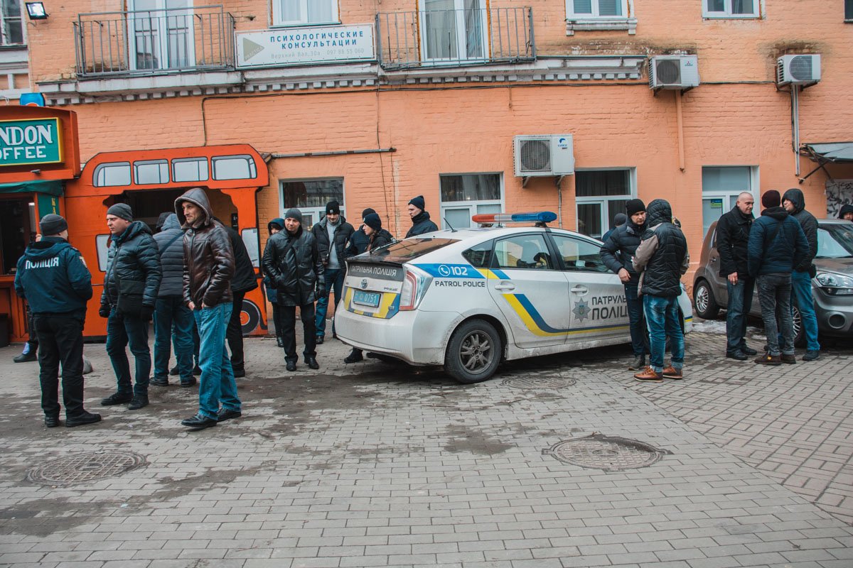 У общепита собралась толпа зевак