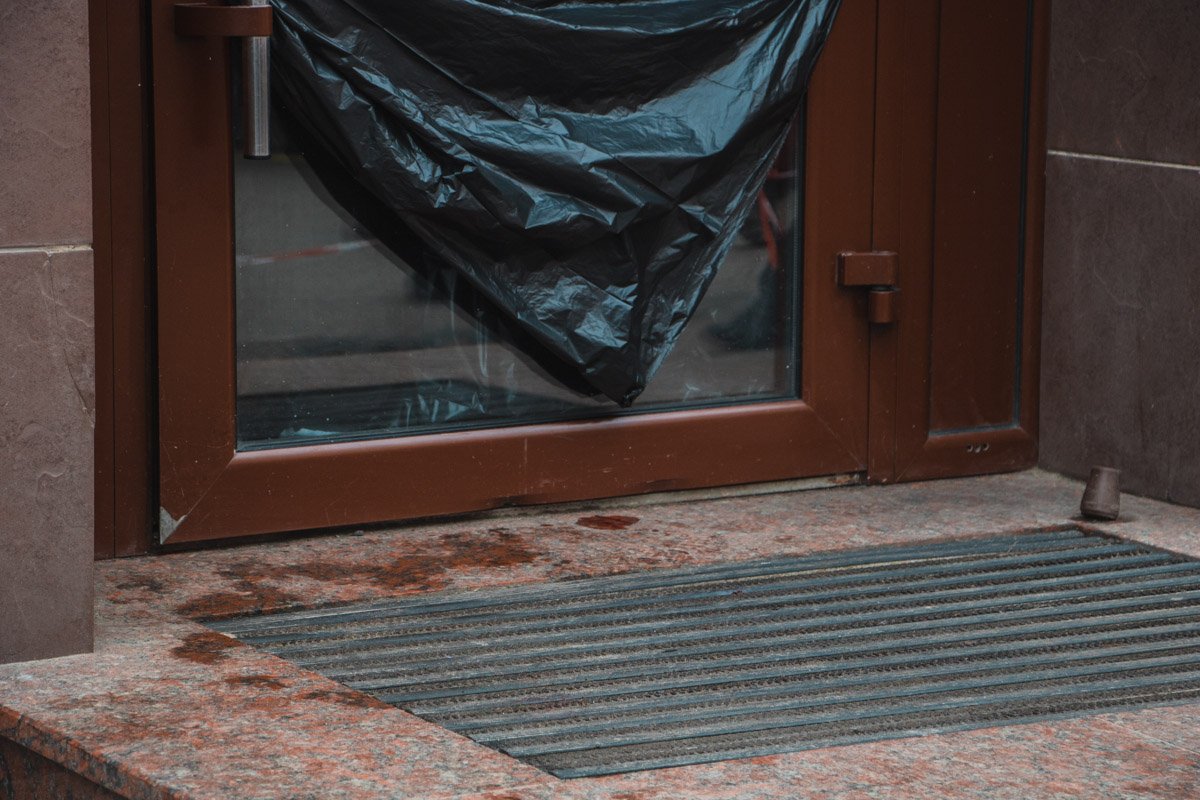 Как рассказали очевидцы, парень умер от кровопотери в результате ранения в шею.