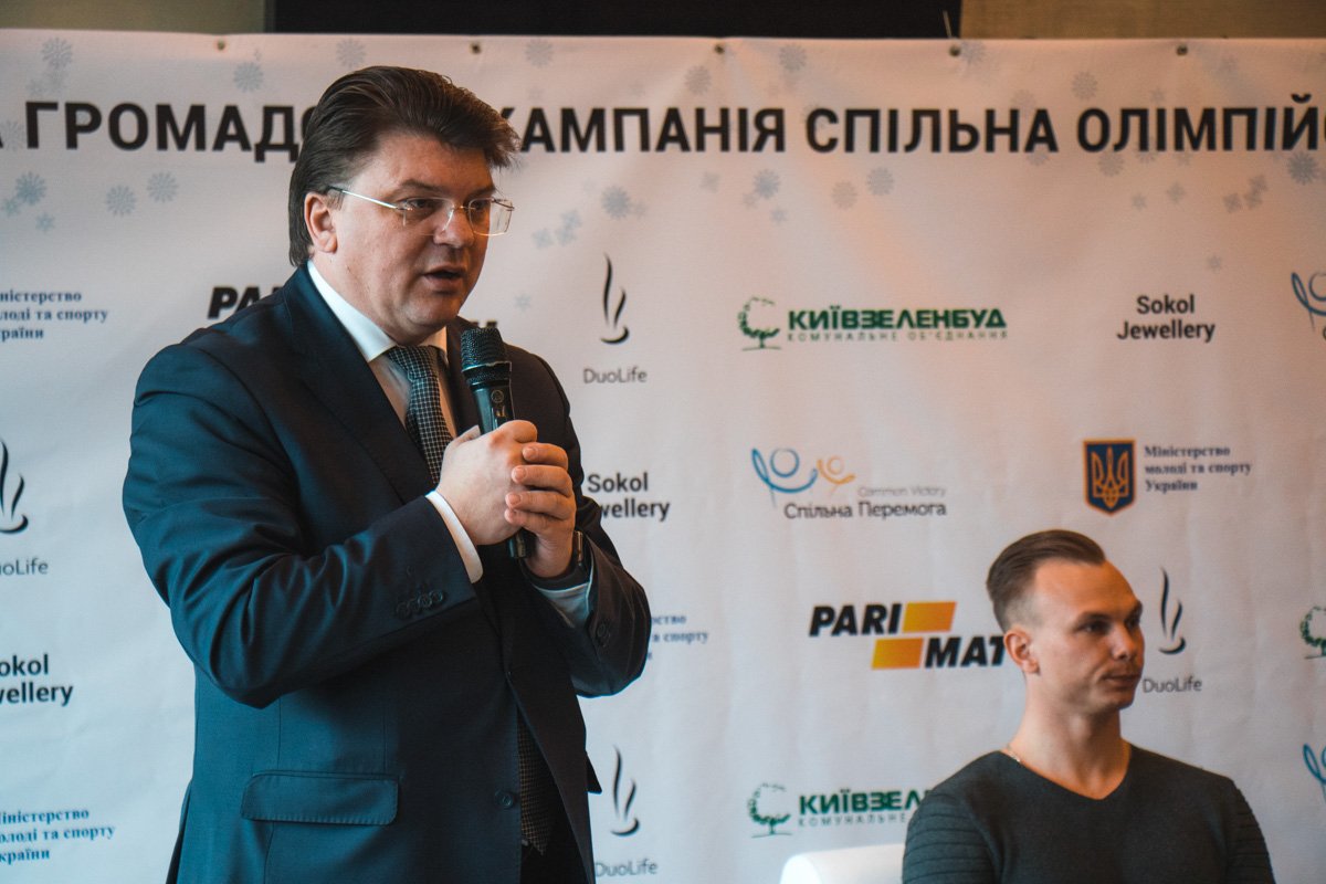 Министр молодежи и спорта Игорь Жданов поздравил олимпийского чемпиона Абраменко с победой